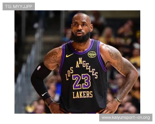 詹姆斯一敌三完成超级突破展现霸气实力这球硬核全场震撼