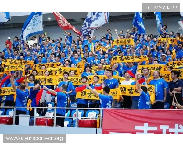 退役受伤球员全场拼搏，赢得球迷敬佩30字